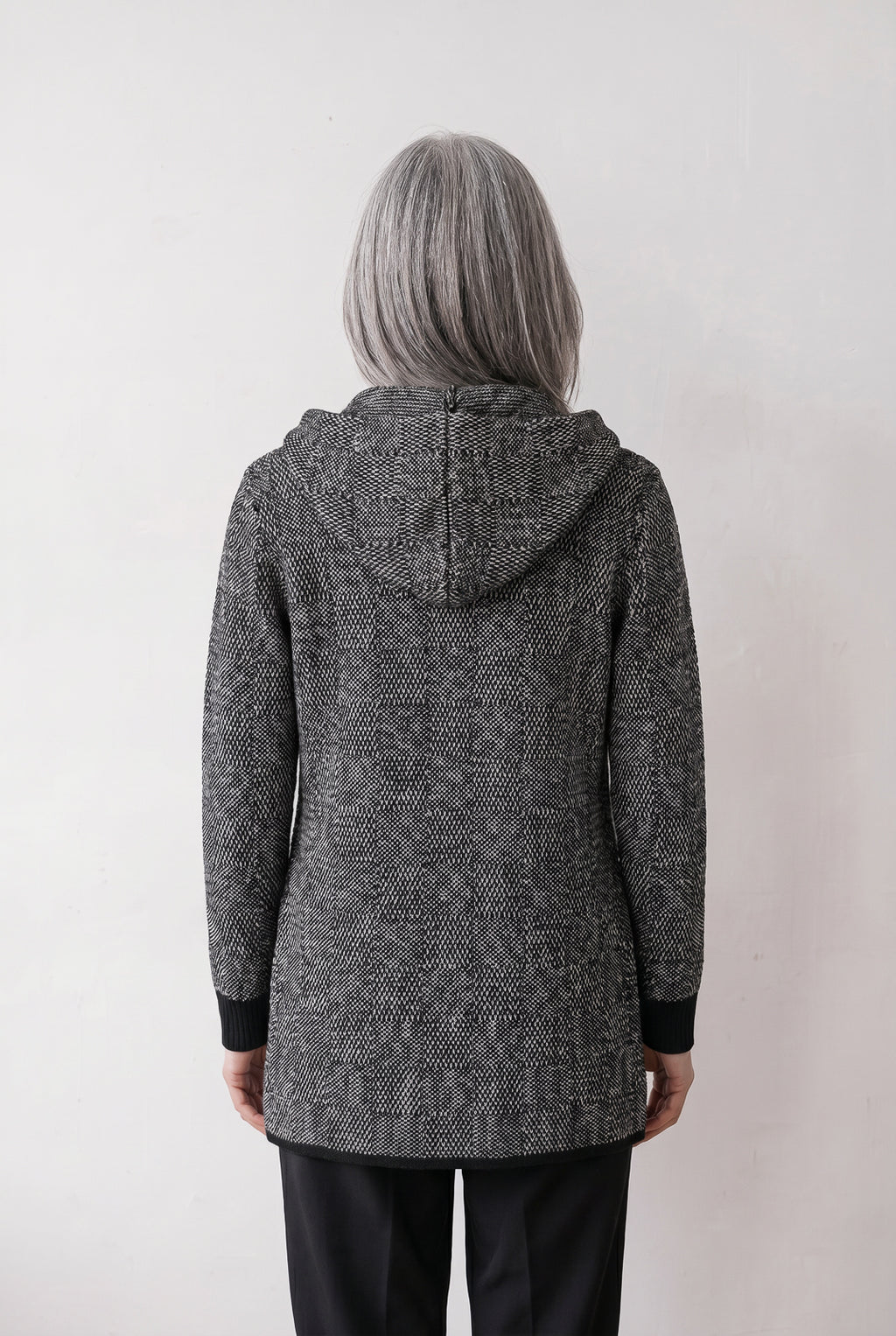 Cardigan de tricô alongado com bolsos e capuz 60015