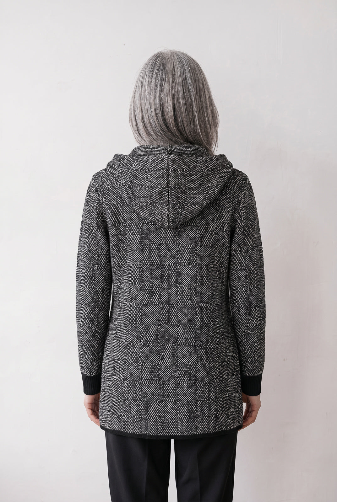 Cardigan de tricô alongado com bolsos e capuz 60015