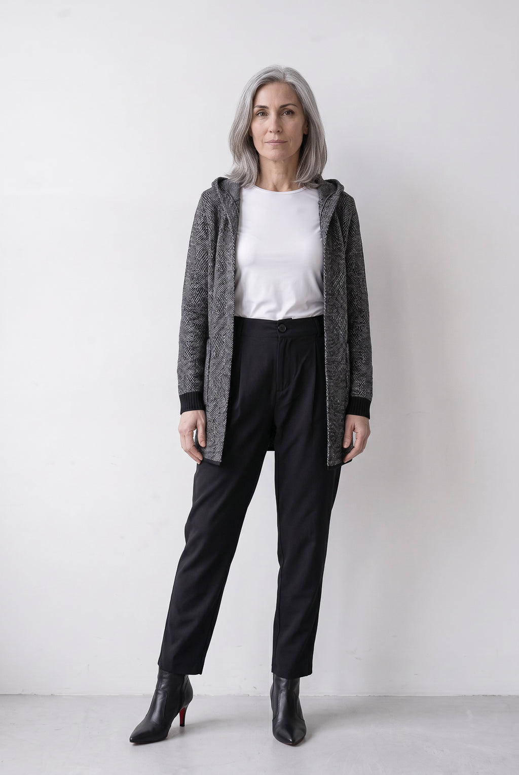 Cardigan de tricô alongado com bolsos e capuz 60015