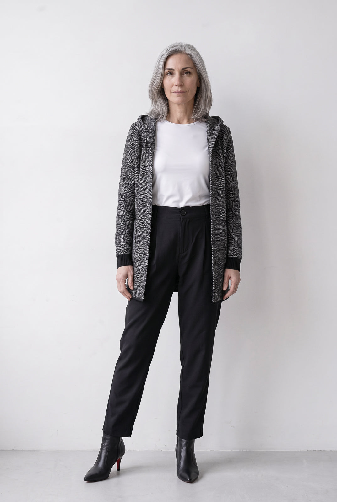 Cardigan de tricô alongado com bolsos e capuz 60015