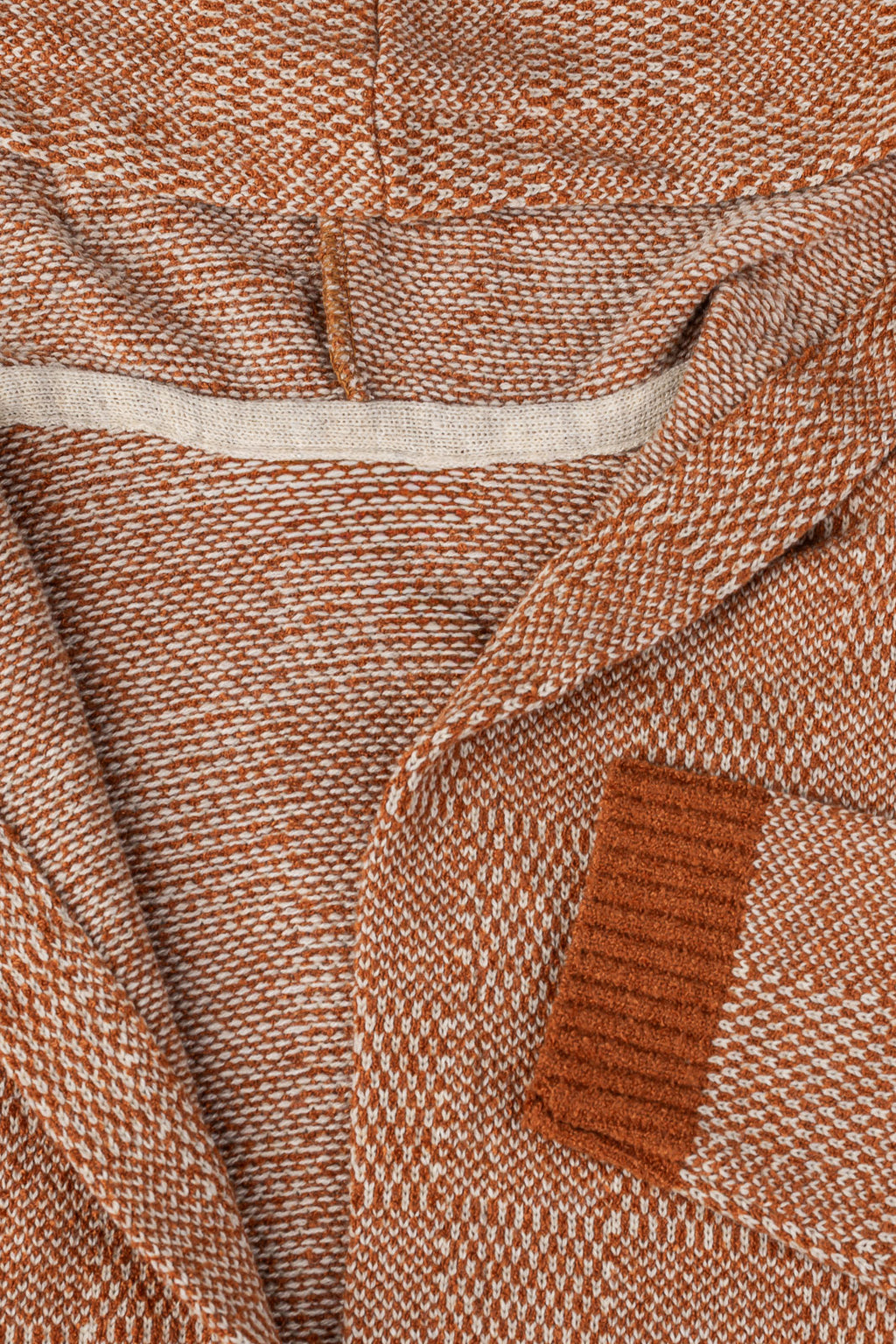 Cardigan de tricô alongado com bolsos e capuz 60015