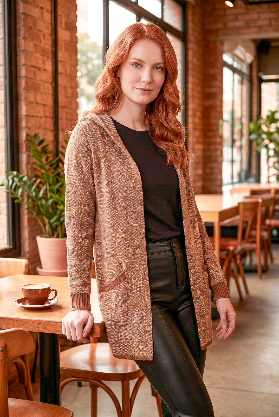 Cardigan de tricô alongado com bolsos e capuz 60015