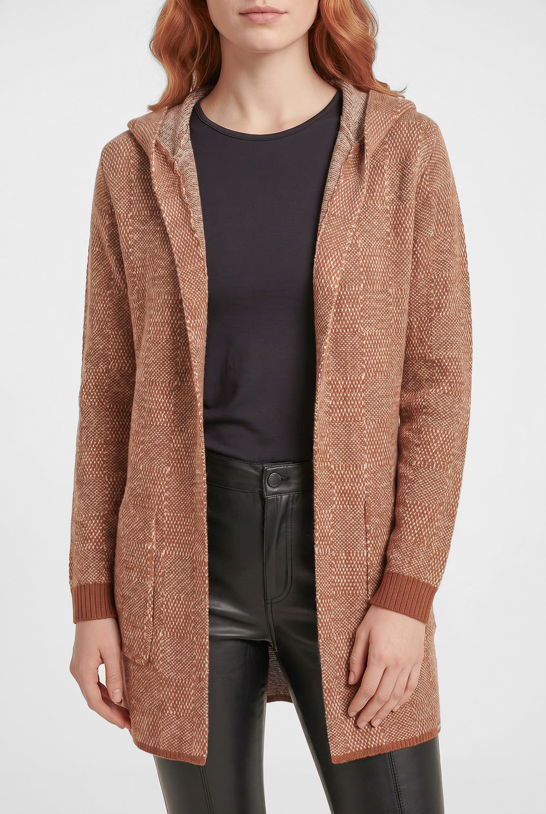 Cardigan de tricô alongado com bolsos e capuz 60015