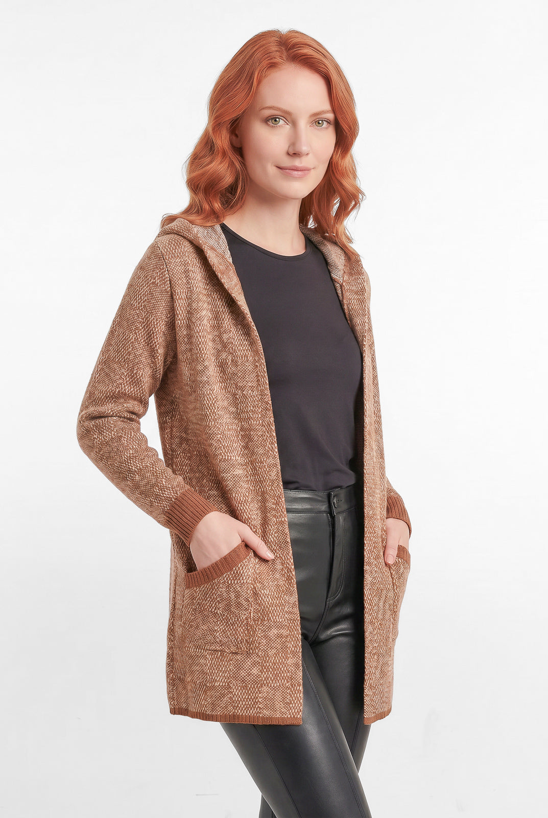 Cardigan de tricô alongado com bolsos e capuz 60015