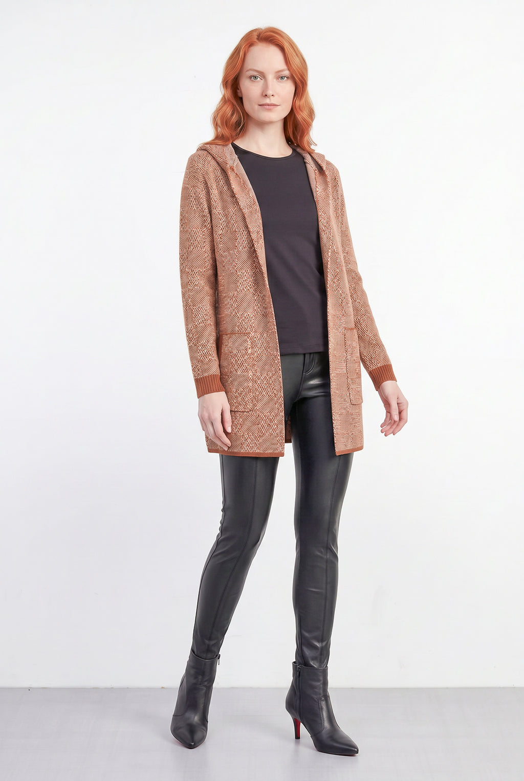 Cardigan de tricô alongado com bolsos e capuz 60015