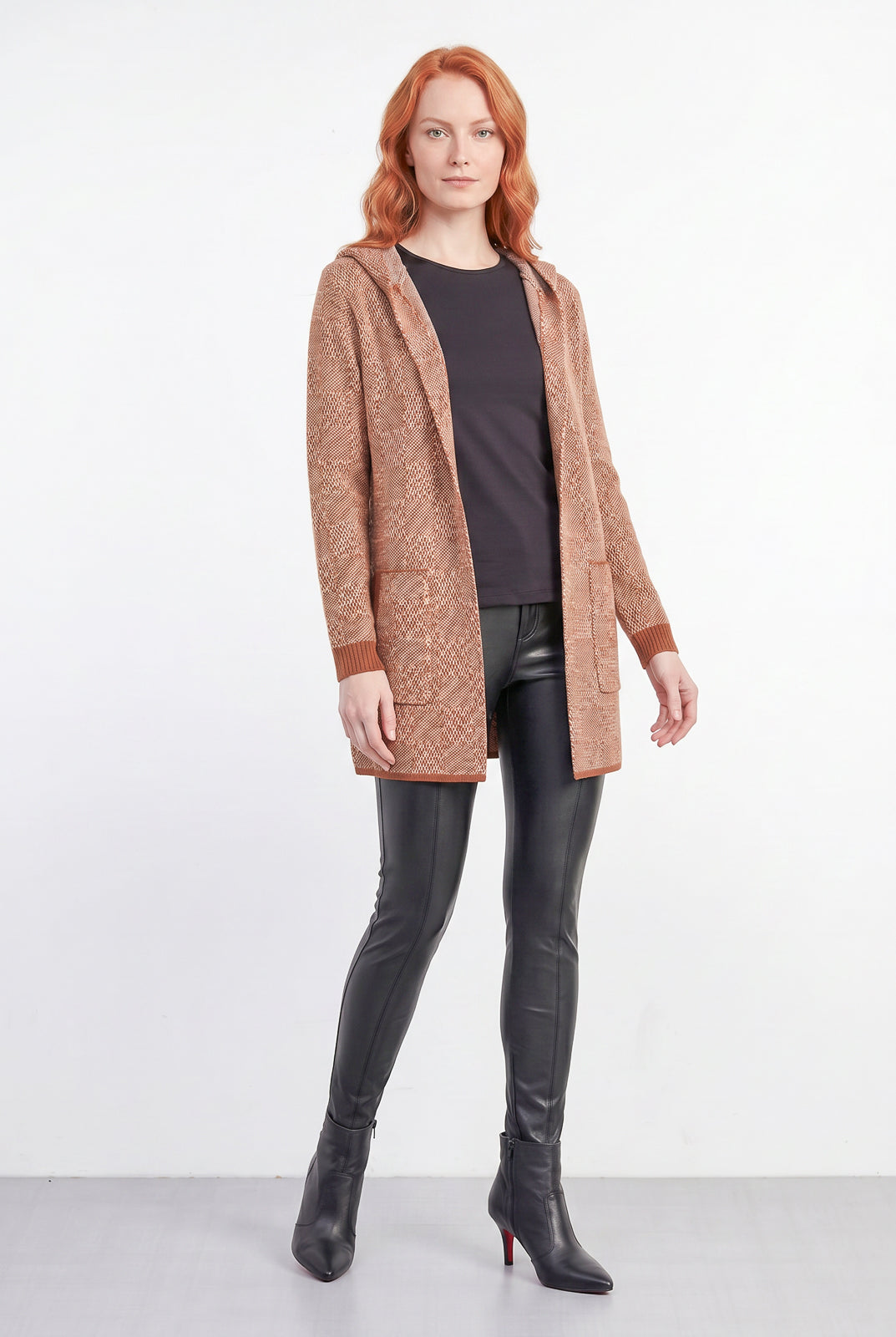 Cardigan de tricô alongado com bolsos e capuz 60015