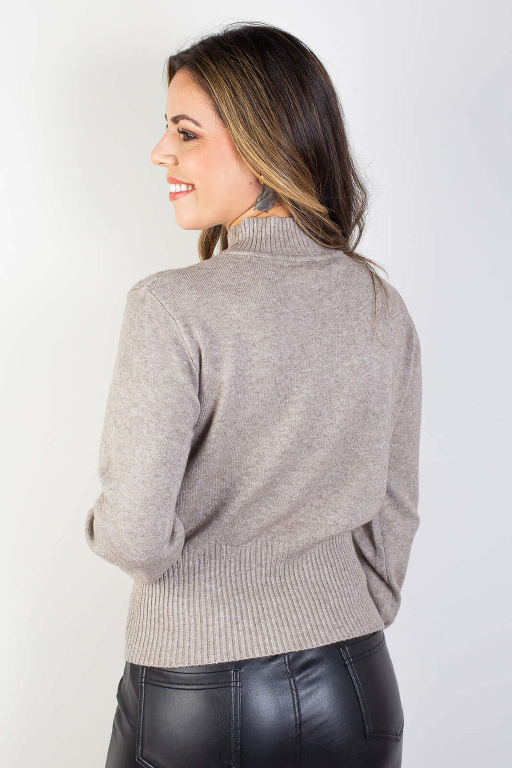 Blusa de tricô gola rolê manga bispo 81190 - Enluaze