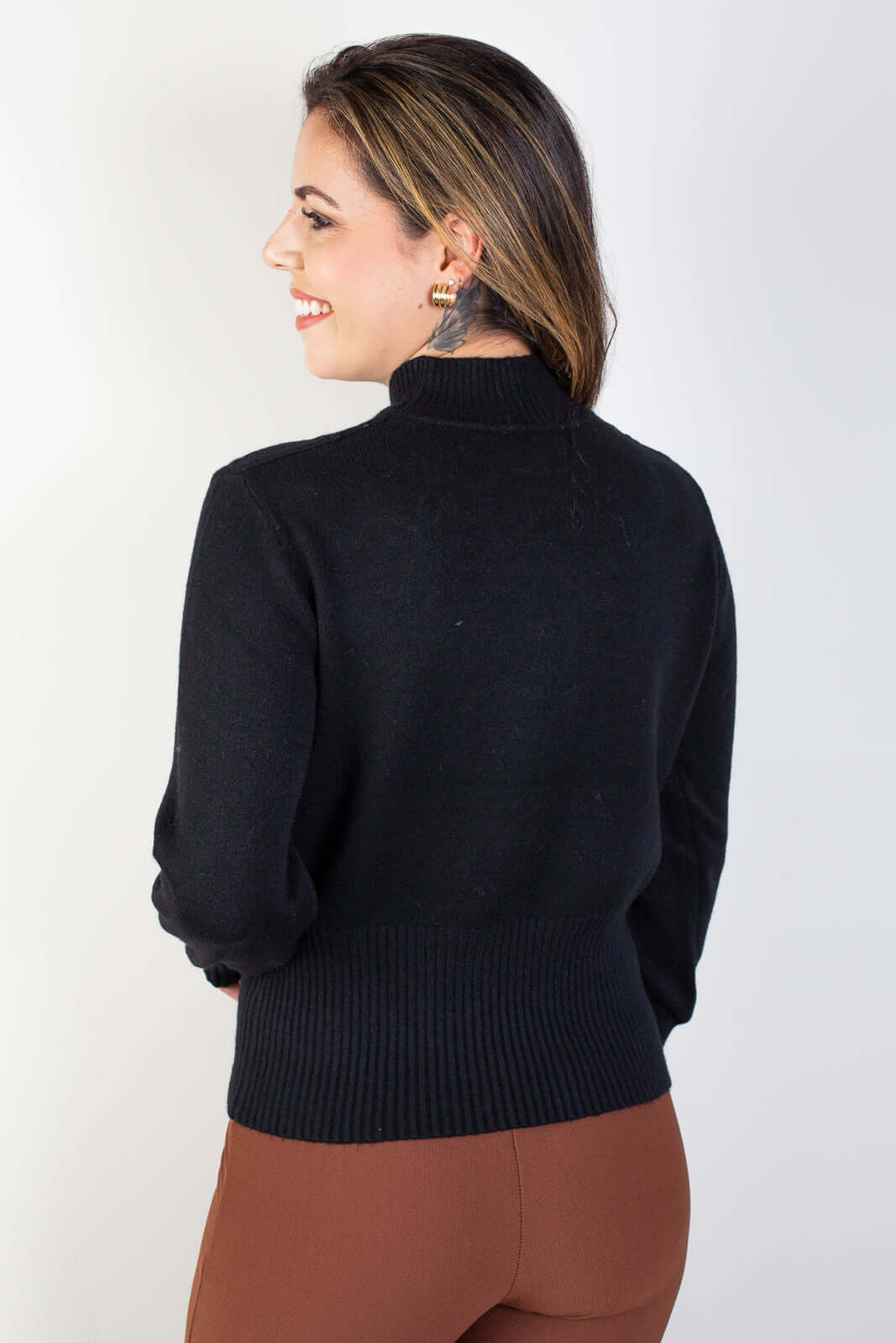 Blusa de tricô gola rolê manga bispo 81190 - Enluaze