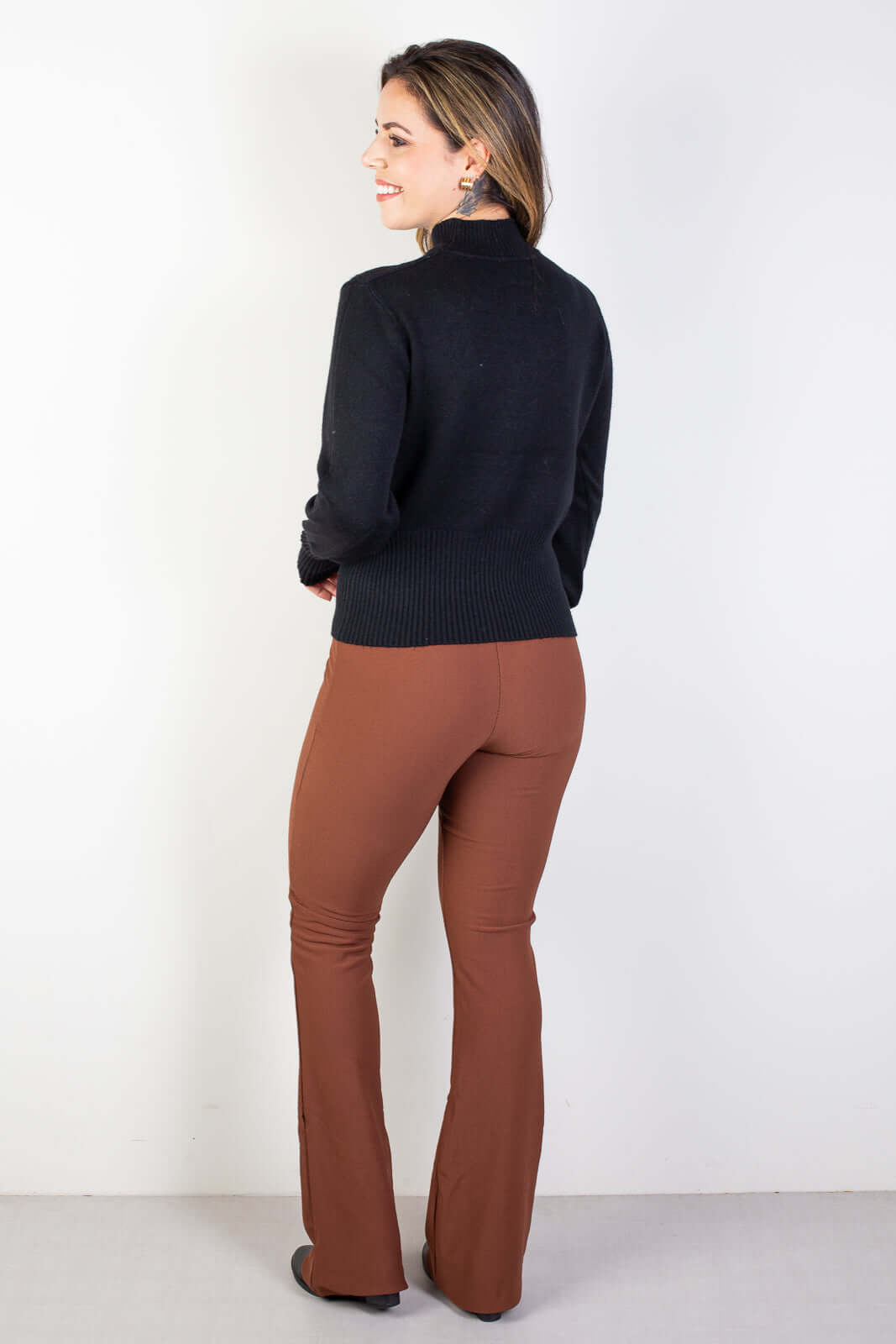 Blusa de tricô gola rolê manga bispo 81190 - Enluaze