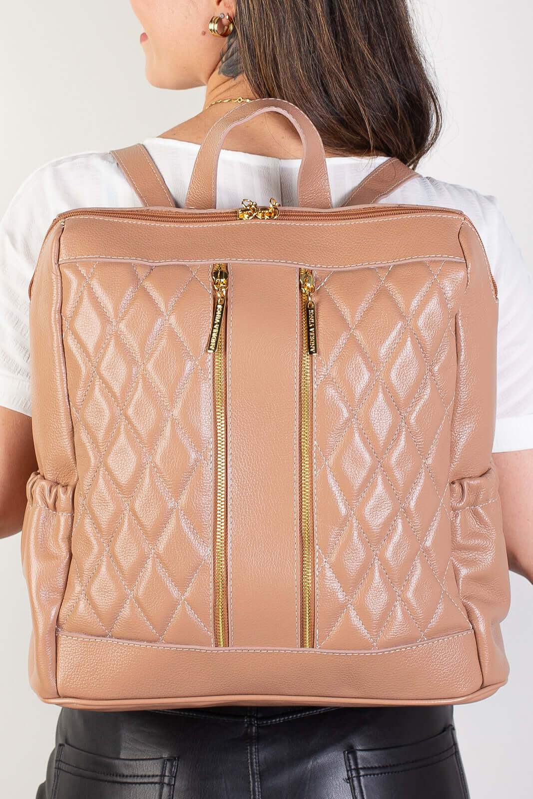 Mochila de couro liso matelassê Romana - Enluaze