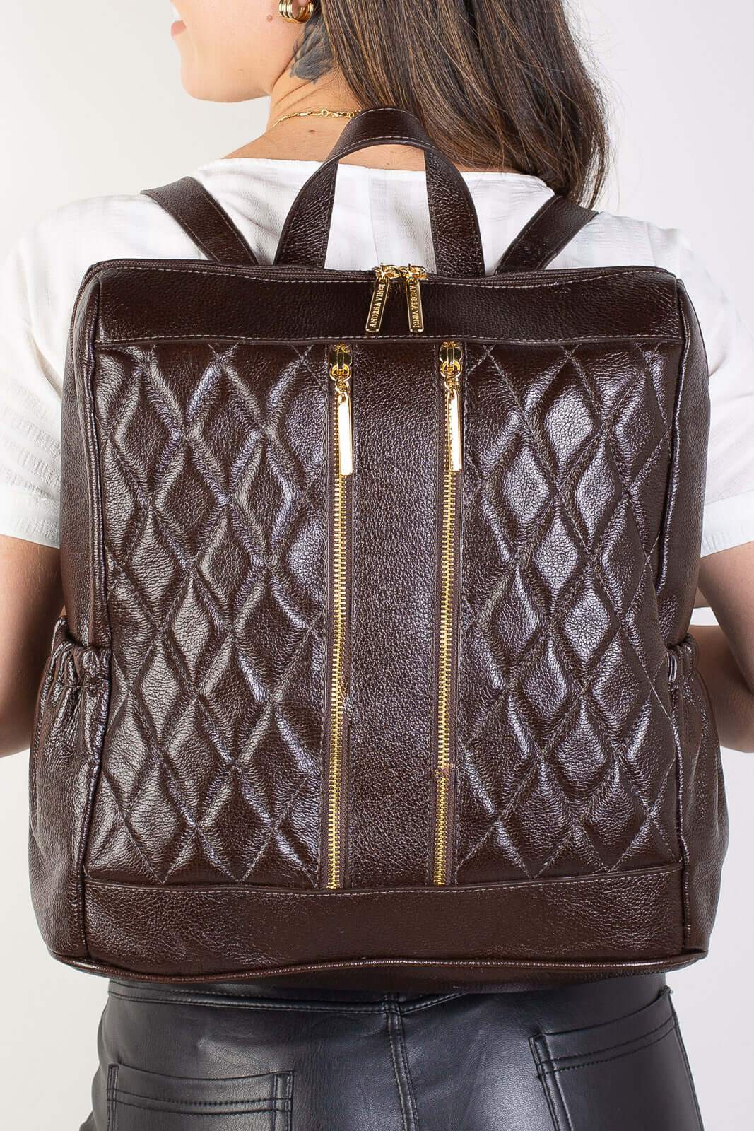 Mochila de couro liso matelassê Romana - Enluaze