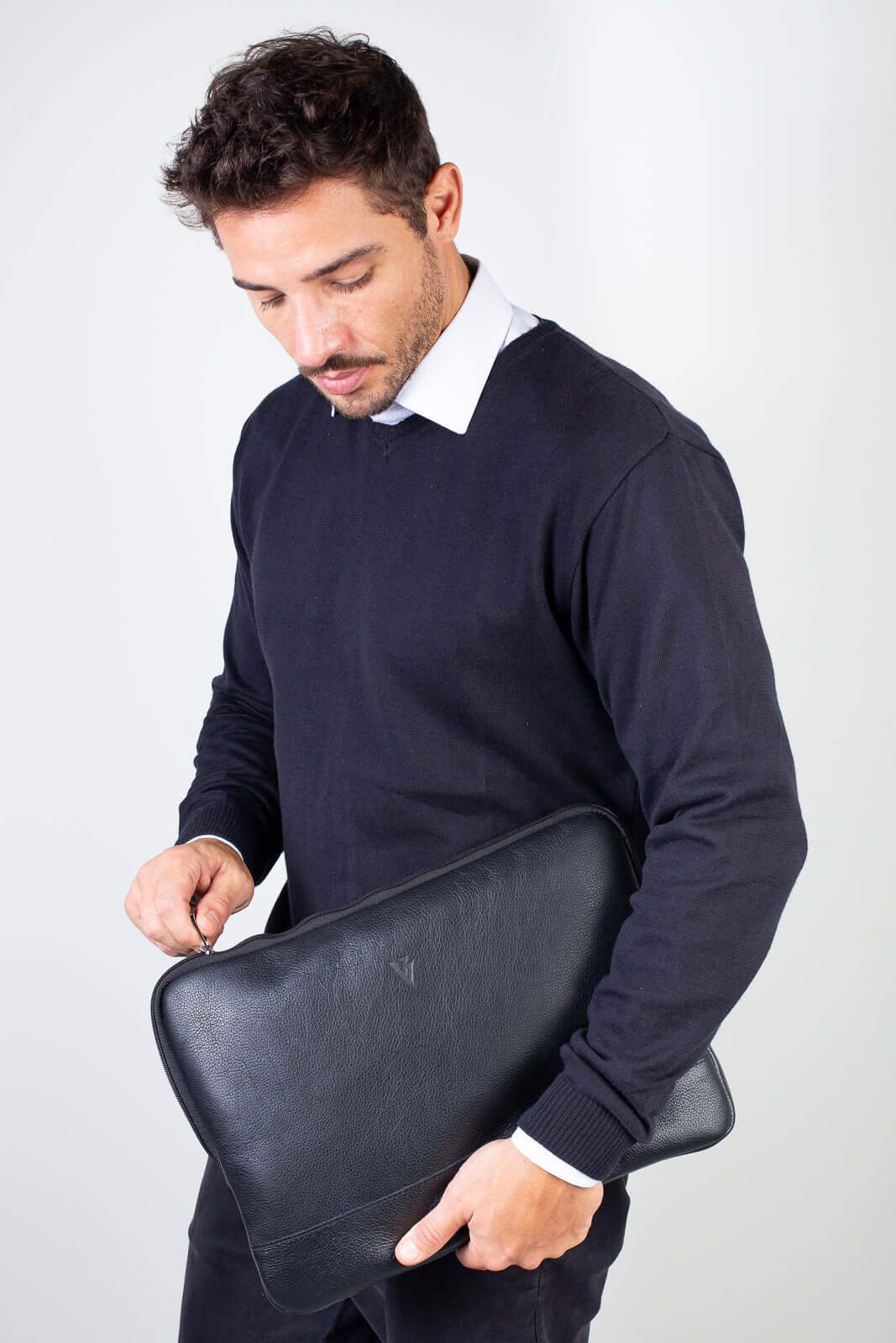 Case de couro para notebook de 15.6" Guto - Enluaze