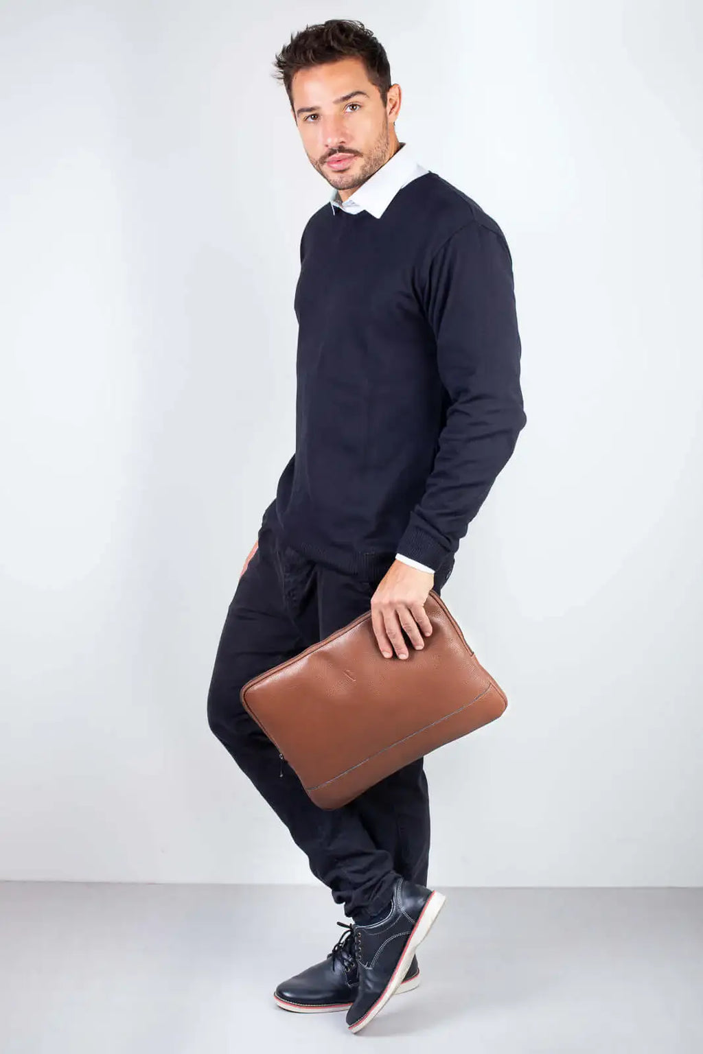 Case de couro para notebook de 14" Guga - Enluaze