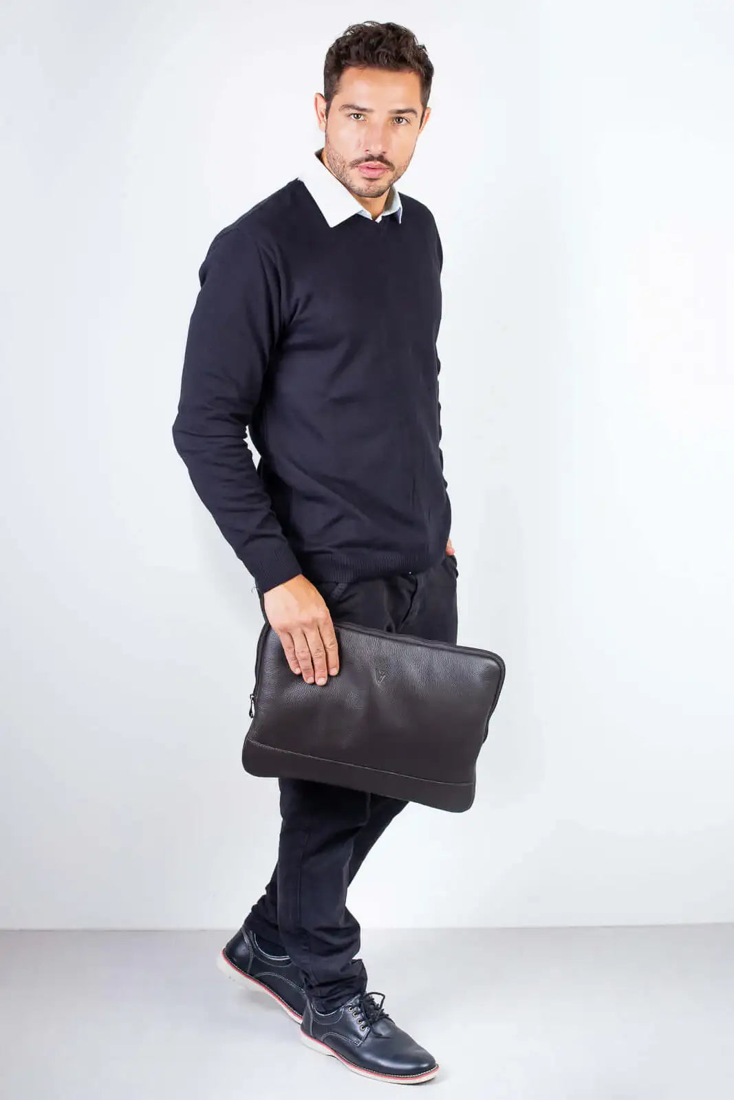 Case de couro para notebook de 15.6" Guto - Enluaze