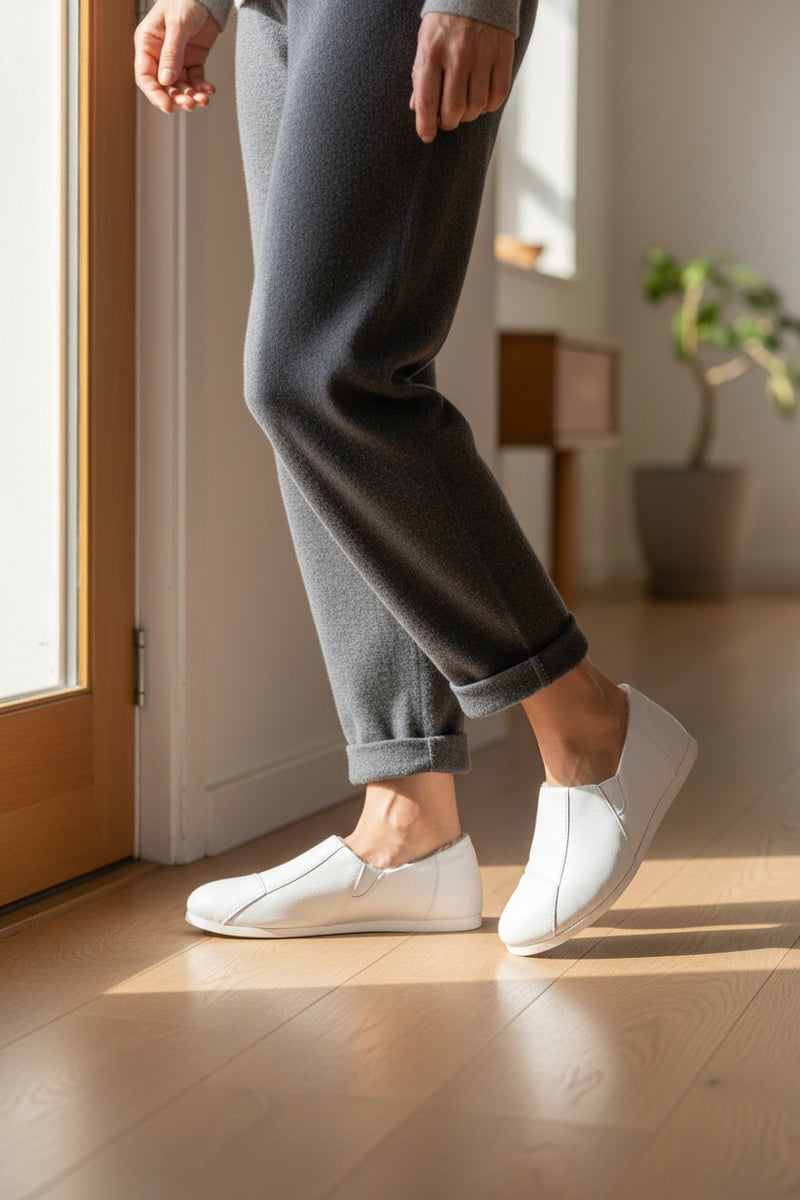 Sapatilha pantufa em couro unissex forrada com pelo 6103