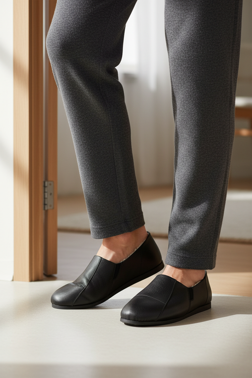 Sapatilha pantufa em couro unissex forrada com pelo 6103