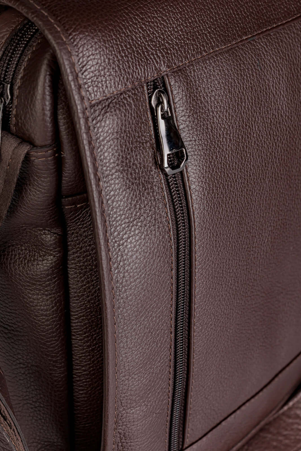 Bolsa carteiro masculina em couro floater Benício - Enluaze