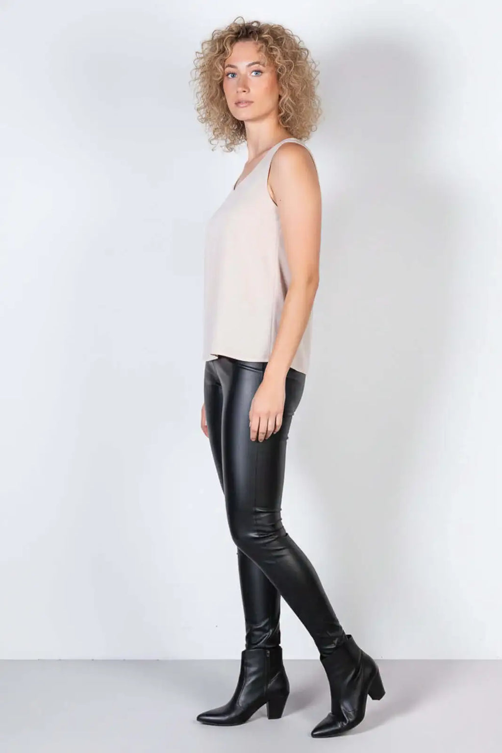 Regata feminina viscose com detalhe na alça 51636 - Enluaze