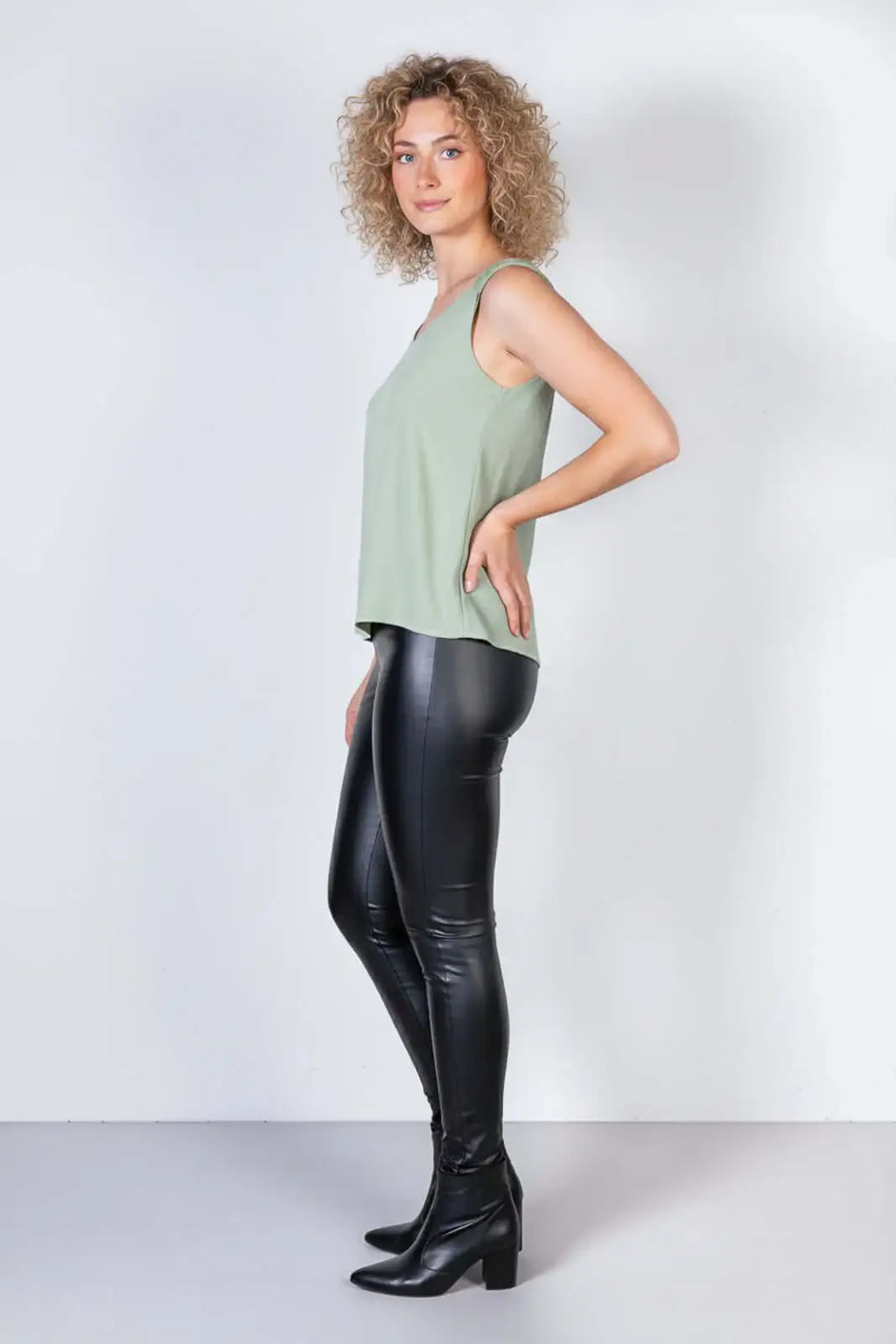 Regata feminina viscose com detalhe na alça 51636 - Enluaze