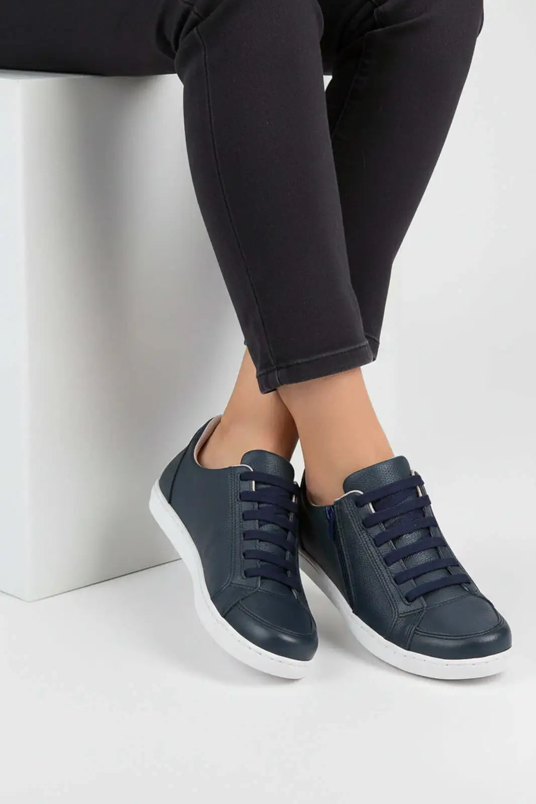 Tênis feminino em couro com elástico e zíper 0203 - Enluaze