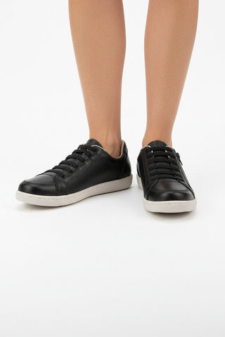 Tênis feminino em couro com elástico e zíper 0203