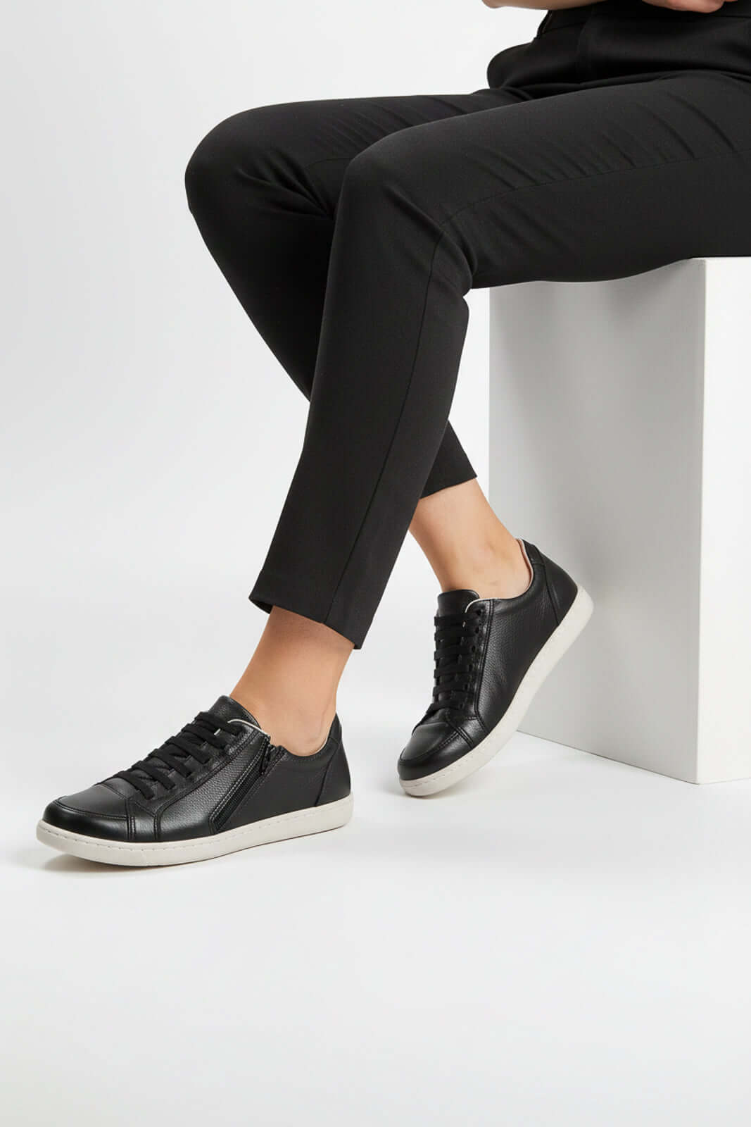 Tênis feminino em couro com elástico e zíper 0203 - Enluaze