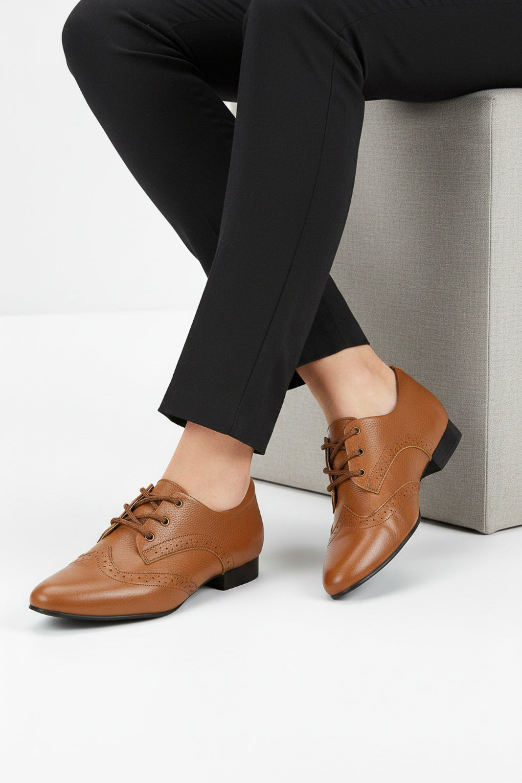 Sapato feminino Oxford em couro detalhes 0211