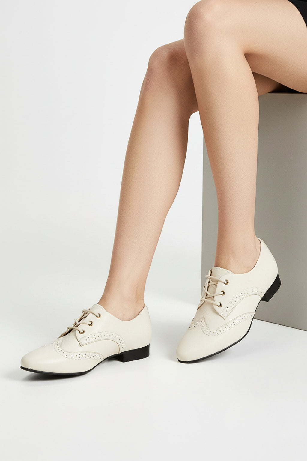 Sapato feminino Oxford em couro detalhes 0211