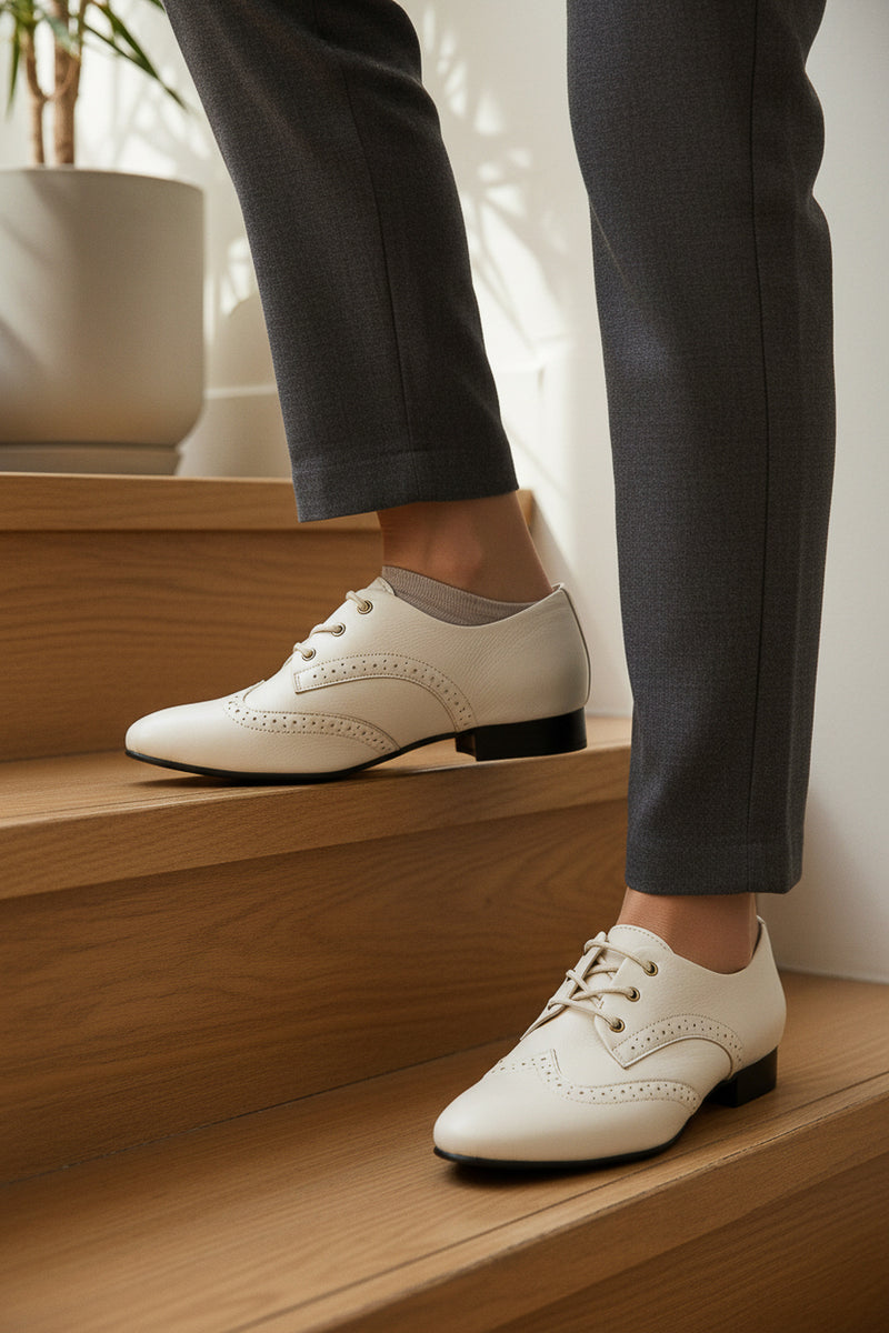 Sapato feminino Oxford em couro detalhes 0211