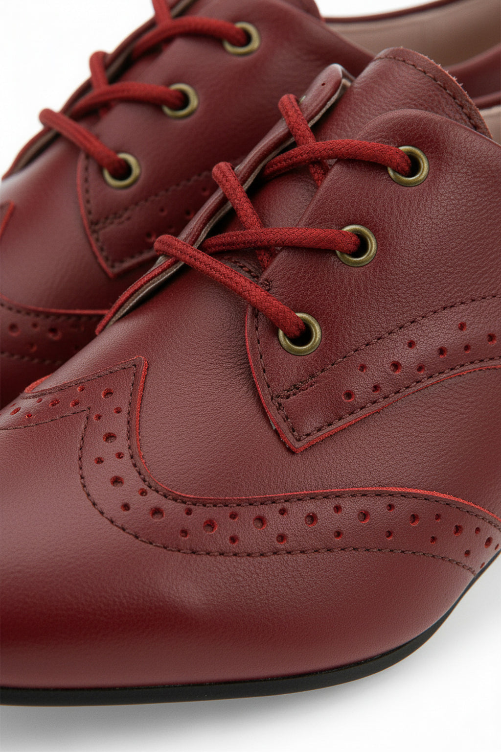 Sapato feminino Oxford em couro detalhes 0211