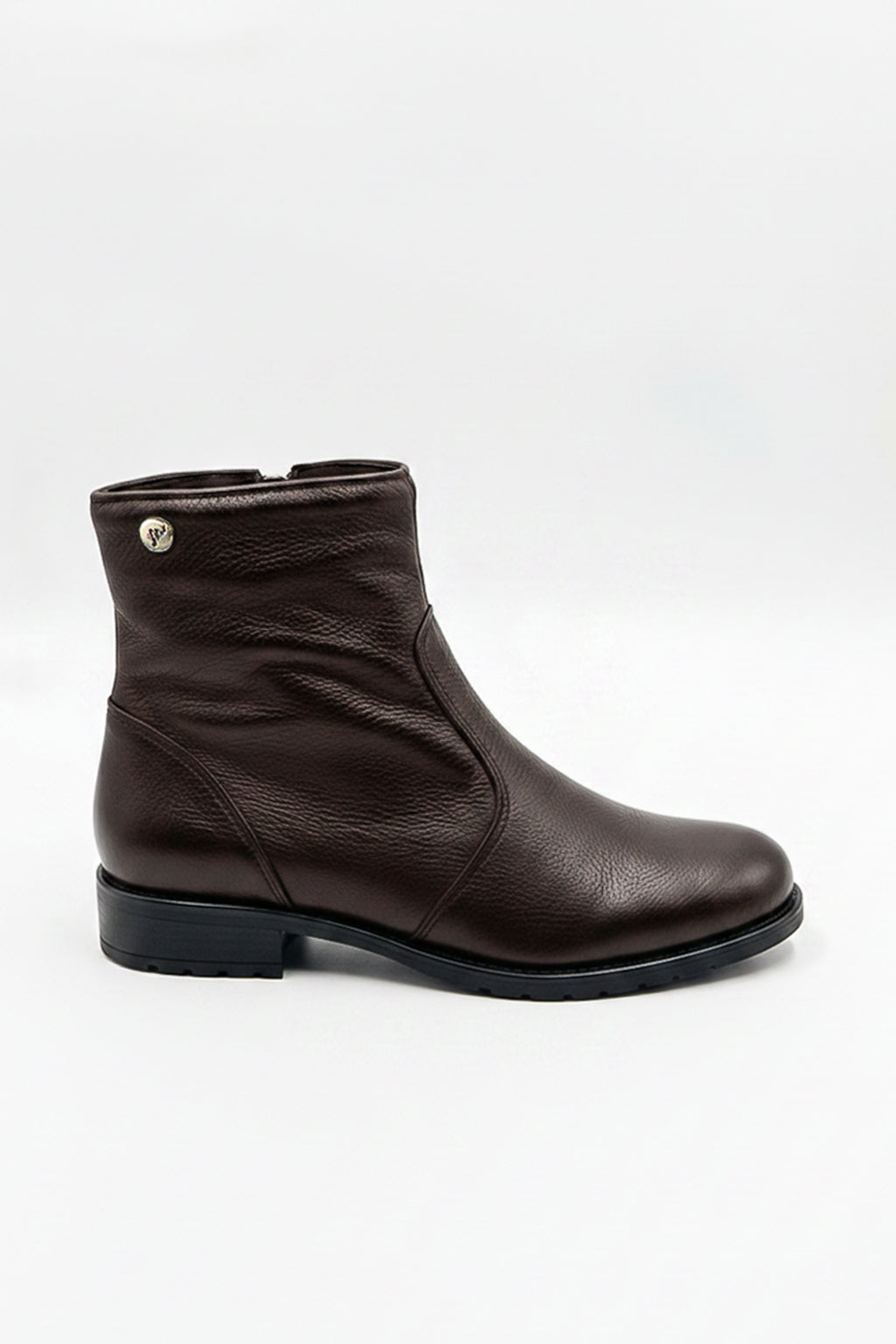 Bota cano curto em couro com zíper  0302