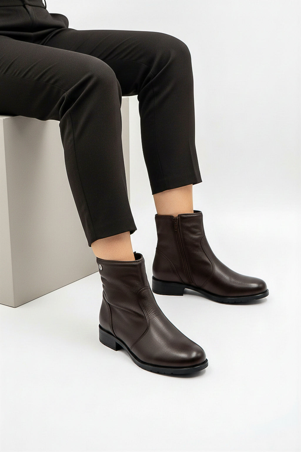 Bota cano curto em couro com zíper  0302