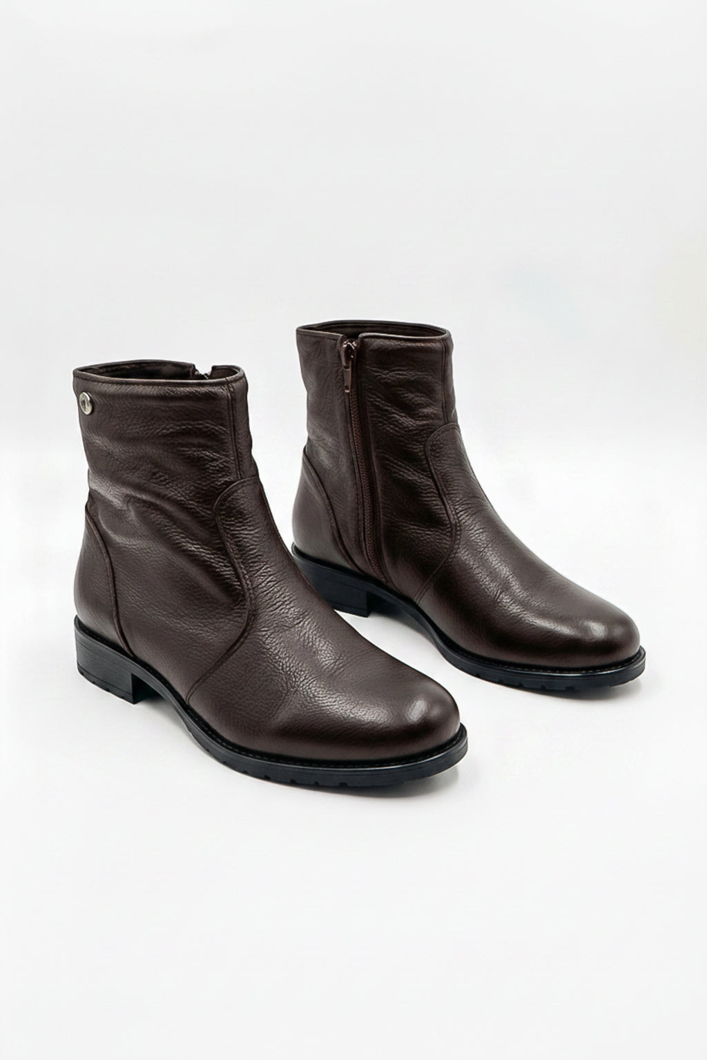 Bota cano curto em couro com zíper  0302