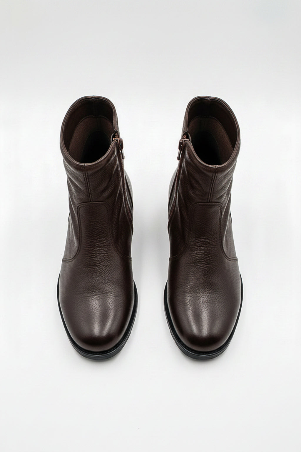 Bota cano curto em couro com zíper  0302
