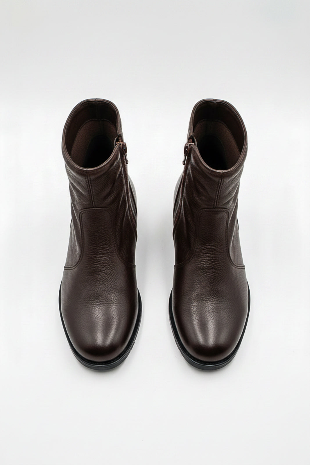 Bota cano curto em couro com zíper  0302