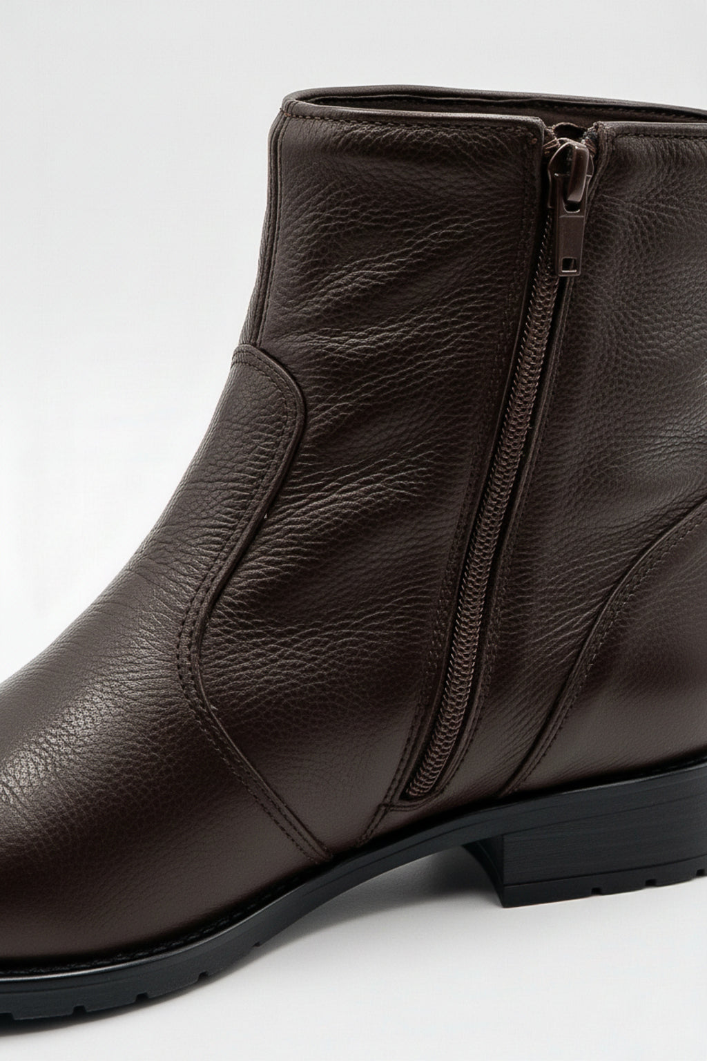Bota cano curto em couro com zíper  0302