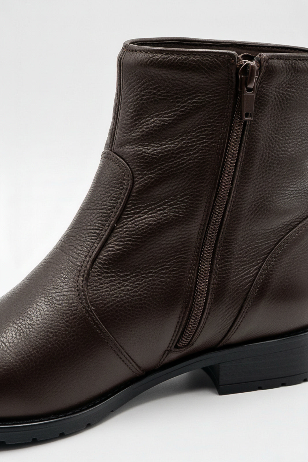 Bota cano curto em couro com zíper  0302