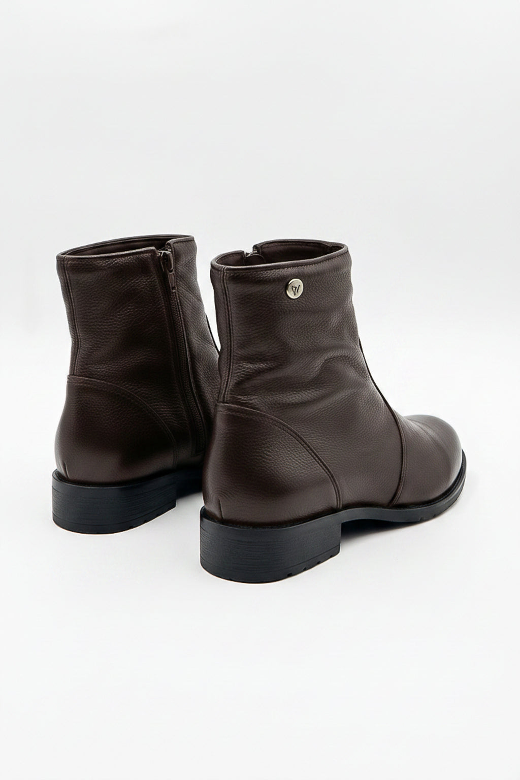 Bota cano curto em couro com zíper  0302