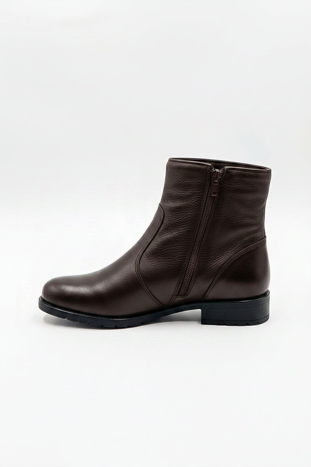 Bota cano curto em couro com zíper  0302