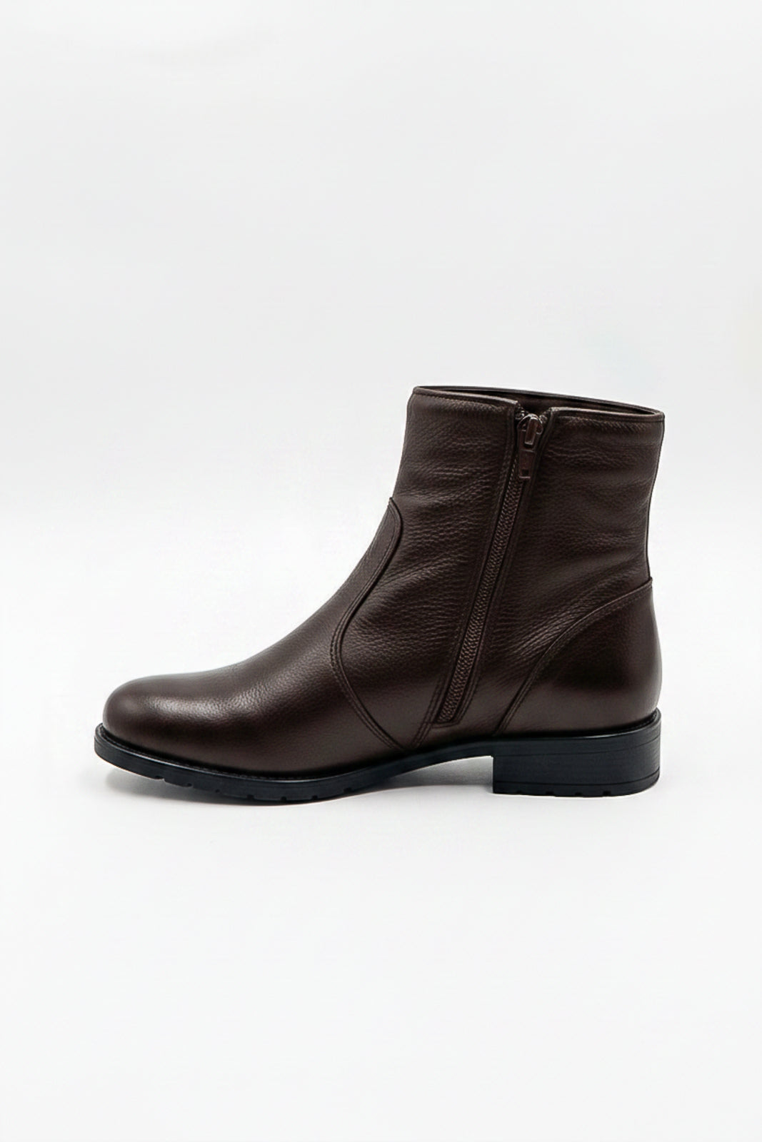 Bota cano curto em couro com zíper  0302