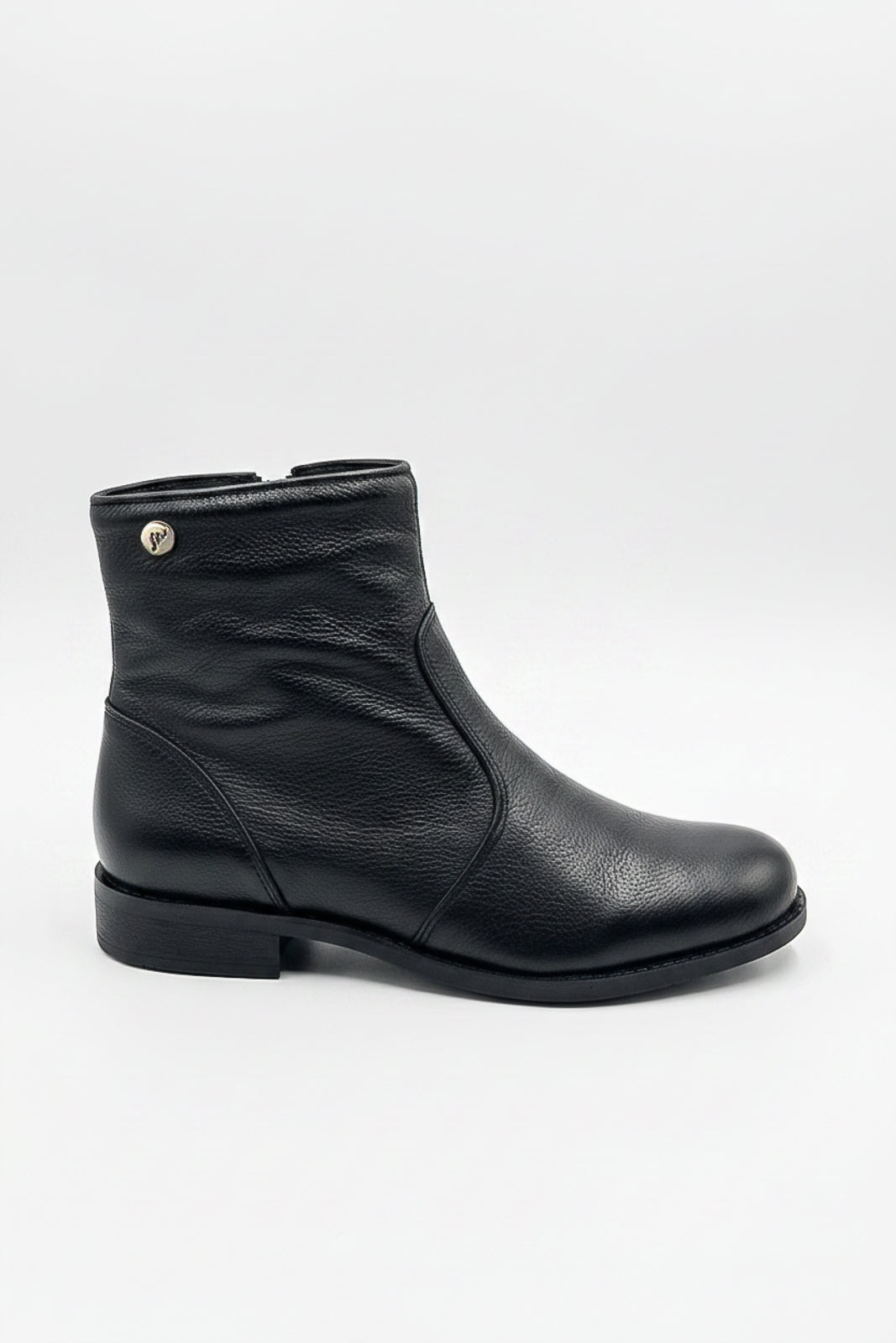 Bota cano curto em couro com zíper  0302