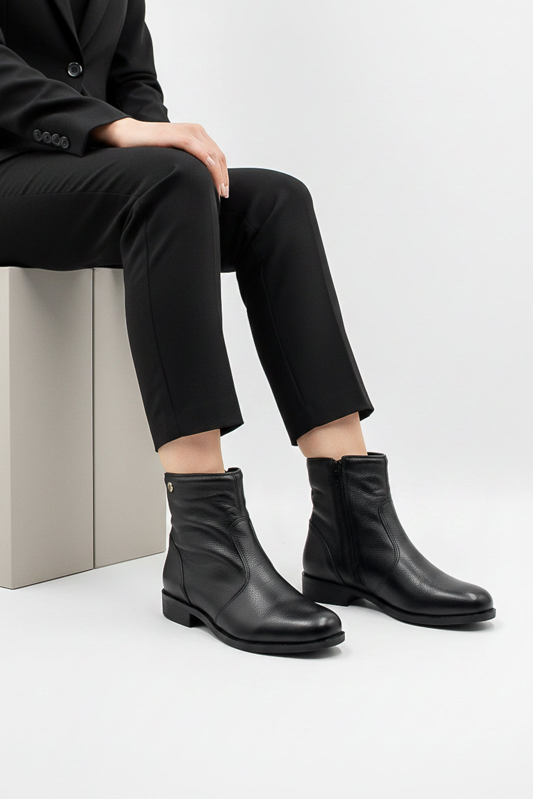 Bota cano curto em couro com zíper  0302