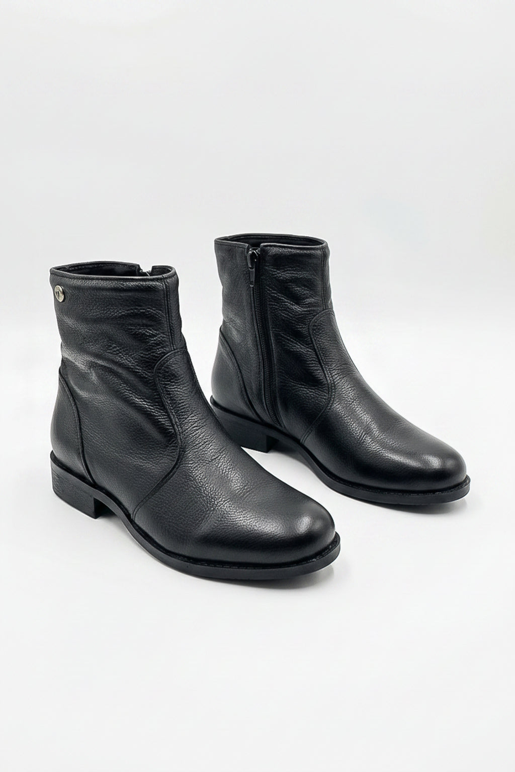 Bota cano curto em couro com zíper  0302
