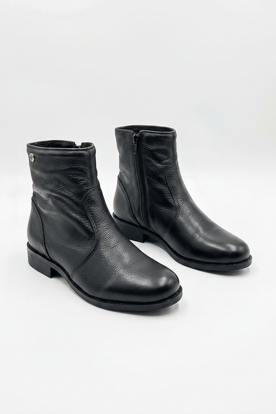 Bota cano curto em couro com zíper  0302
