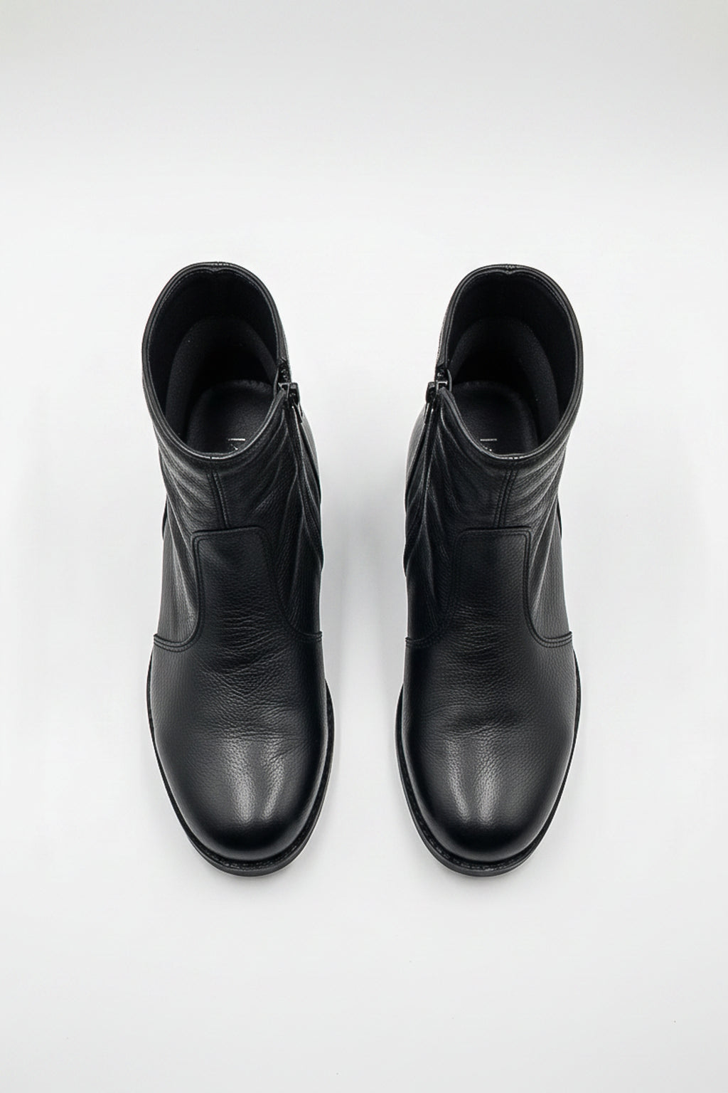 Bota cano curto em couro com zíper  0302