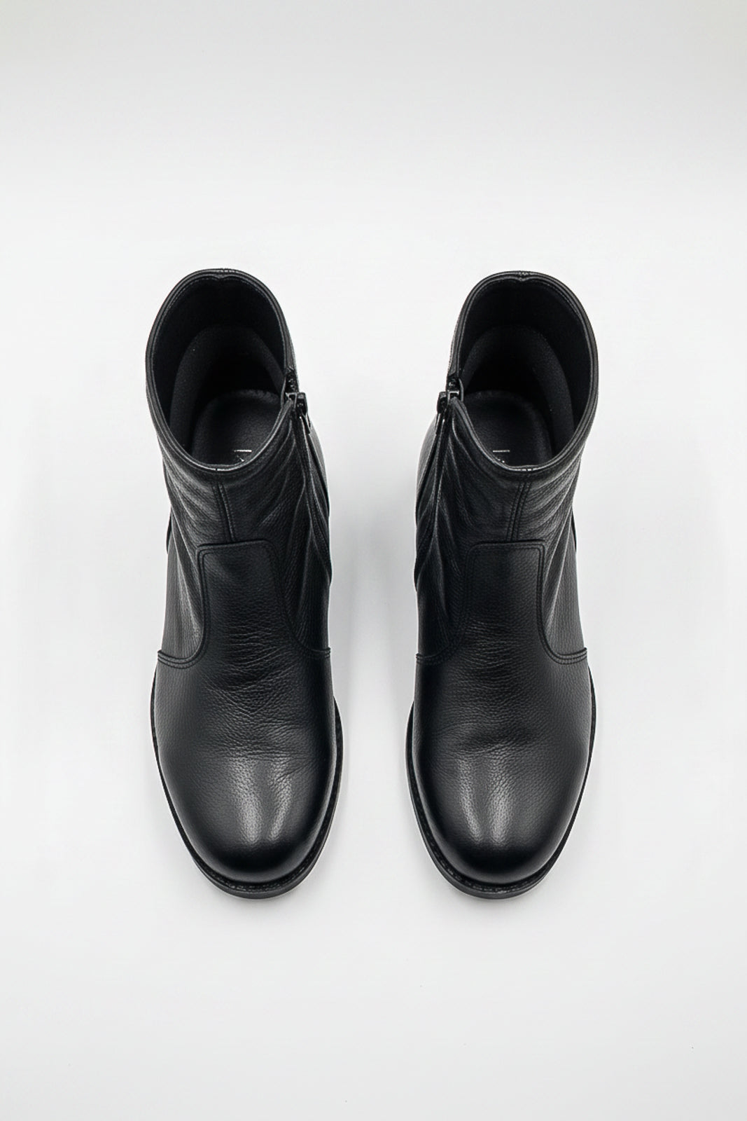 Bota cano curto em couro com zíper  0302