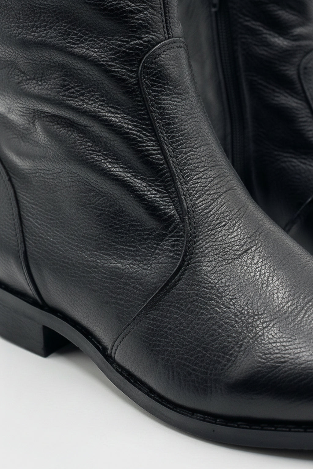 Bota cano curto em couro com zíper  0302