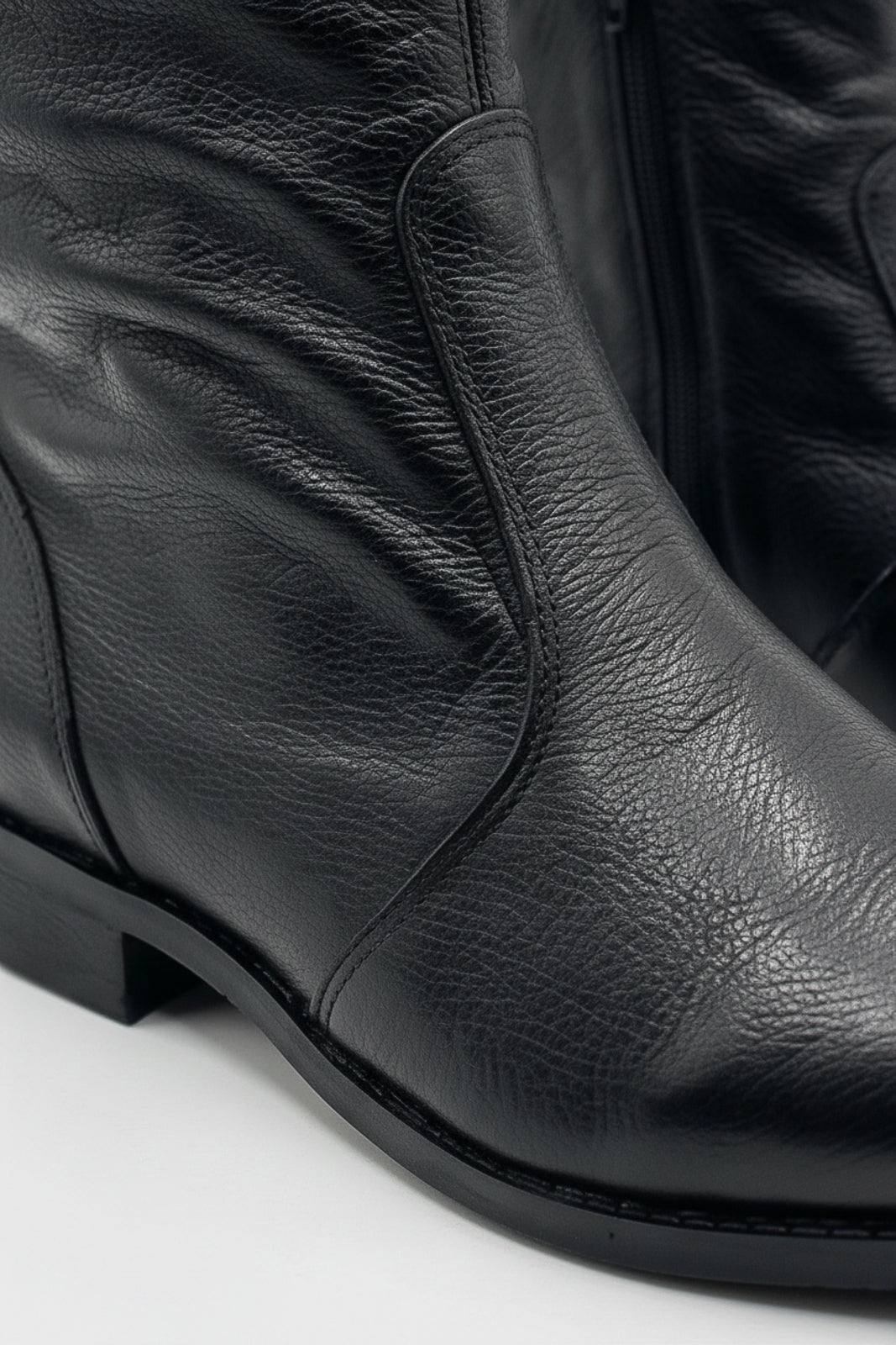 Bota cano curto em couro com zíper  0302