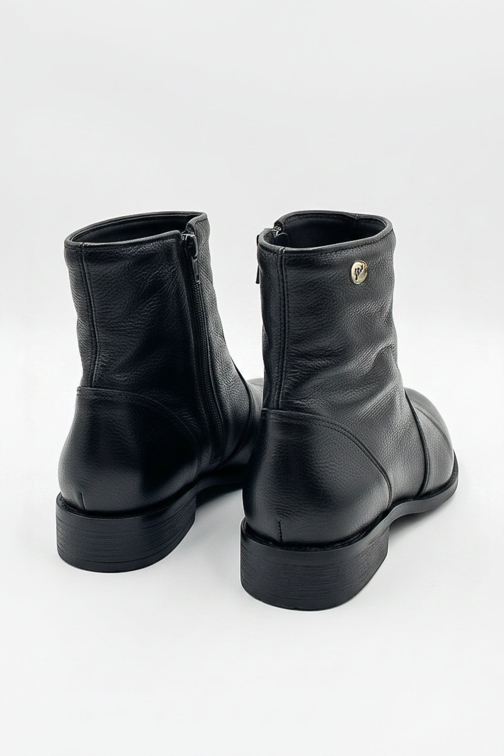 Bota cano curto em couro com zíper  0302