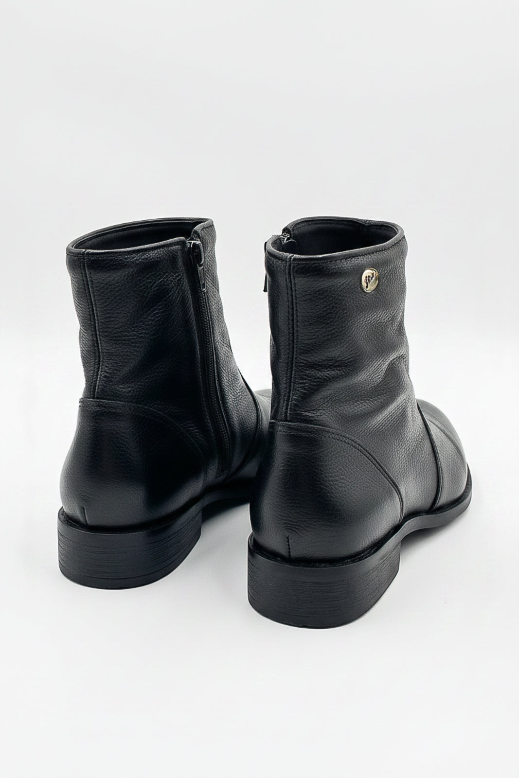 Bota cano curto em couro com zíper  0302